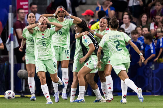 Manuela Giugliano, Eleonora Goldoni and players of Italy