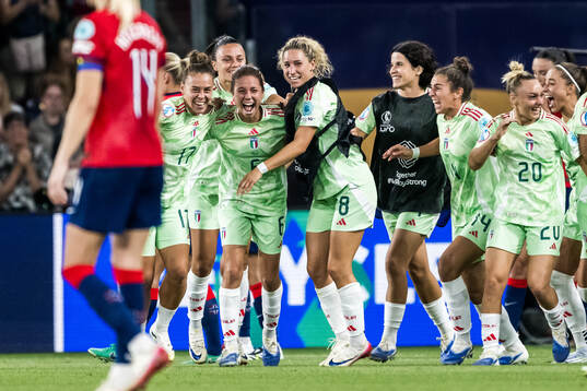 Players of Italy celebrate
