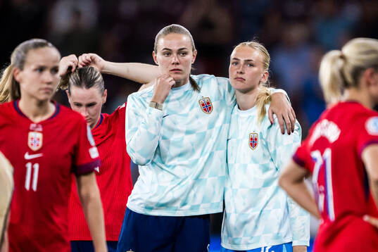 Marthine Østenstad and goalkeeper Selma Panengstuen look