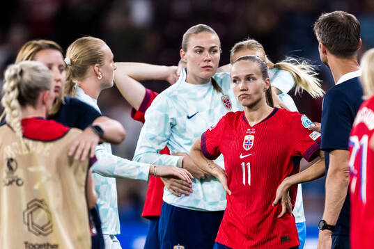 Guro Reiten and players of Norway look dejected