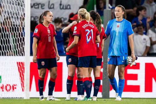 Guro Reiten, Lisa Naalsund and goalkeeper Cecilie