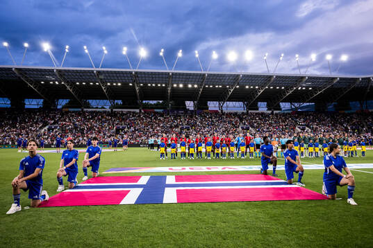 Players of Norway and Italy