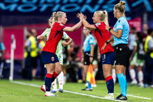 Thea Bjelde changes with Emilie Woldvik of Norway