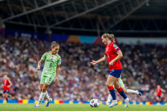 Manuela Giugliano of Italy and Elisabeth Terland of Norway