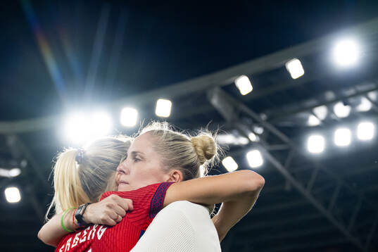 Ada Hegerberg and head coach Gemma Grainger of Norway