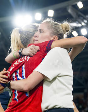 Ada Hegerberg and head coach Gemma Grainger of Norway