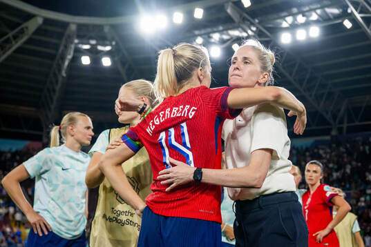 Ada Hegerberg and head coach Gemma Grainger of Norway