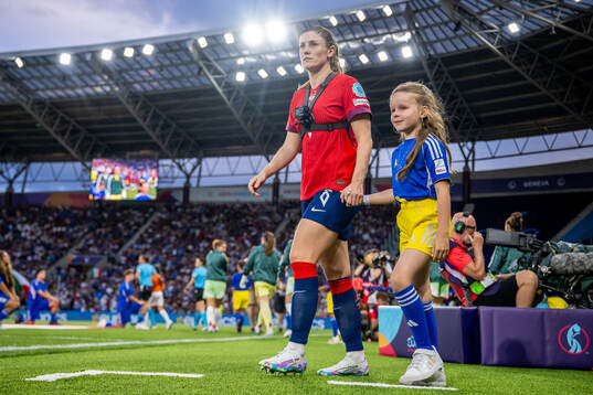 Maren Mjelde of Norway enters the pitch