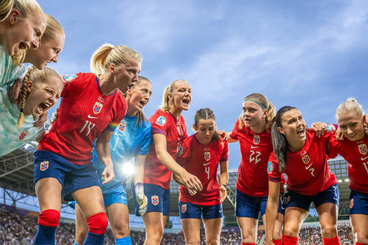 Goalkeeper Aurora Mikalsen, Ada Hegerberg, goalkeeper