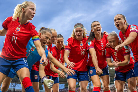 Ada Hegerberg, goalkeeper Cecilie Fiskerstrand, Frida