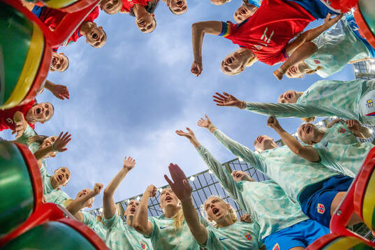 Justine Kielland, Ada Hegerberg and players of Norway
