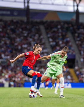 Caroline Graham Hansen of Norway and Elena Linari of Italy