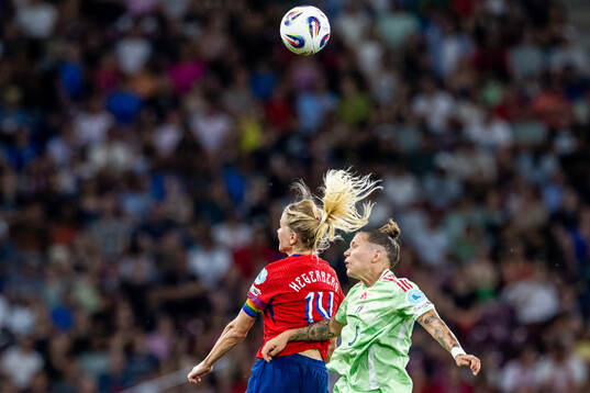 Ada Hegerberg of Norway and Elena Linari of Italy
