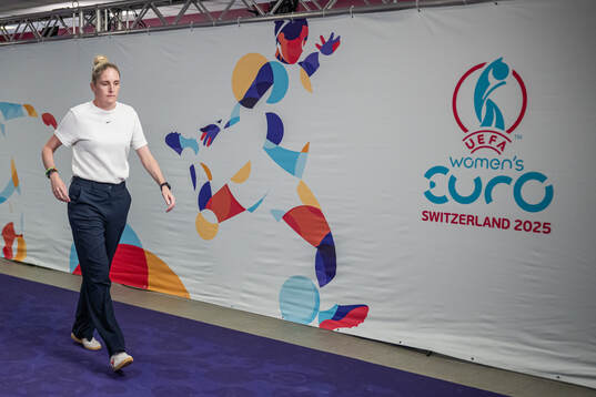 Head coach Gemma Grainger of Norway at half-time