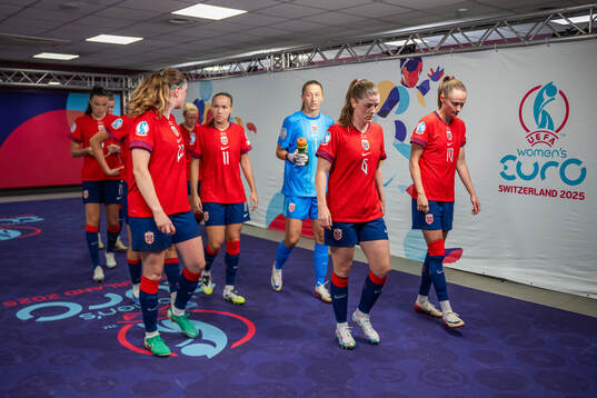 Guro Reiten, goalkeeper Cecilie Fiskerstrand, Maren Mjelde,