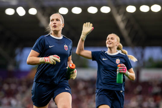 Goalkeeper Aurora Mikalsen and goalkeeper Selma Panengstuen