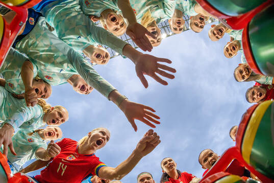 Ada Hegerberg and players of Norway gather in a circle