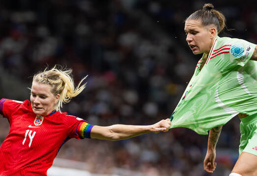Ada Hegerberg of Norway and Elena Linari of Italy