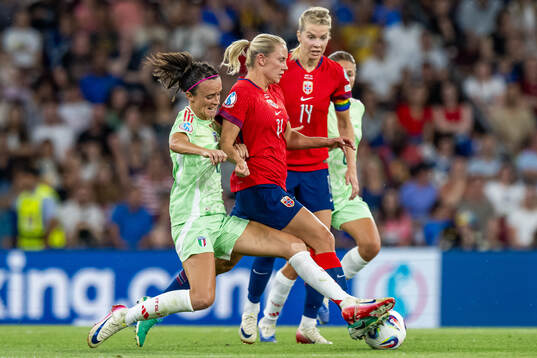 Barbara Bonansea of Italy and Lisa Naalsund of Norway