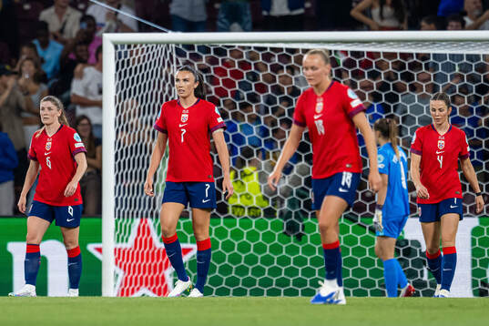Ingrid Syrstad Engen and players of Norway look dejected