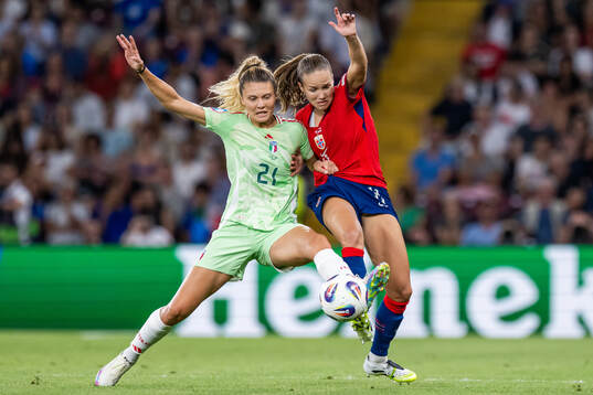 Michela Cambiaghi of Italy and Guro Reiten of Norway