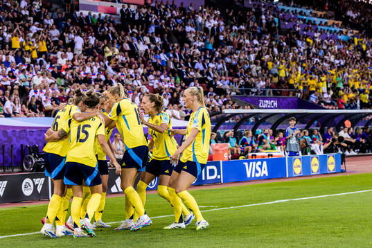 Kosovare Asllani of Sweden celebrate with teammates