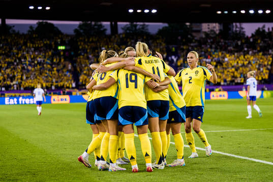 Stina Blackstenius of Sweden celebrate with teammates