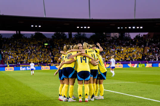 Stina Blackstenius of Sweden celebrate with teammates