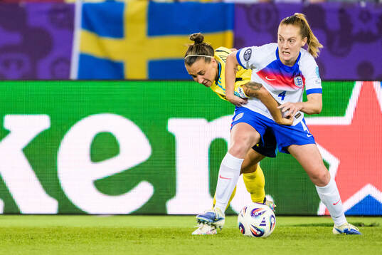 Julia Zigiotti Olme of Sweden and Keira Walsh of England