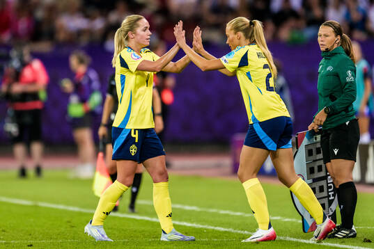 Hanna Lundkvist changes with Smilla Holmberg of Sweden