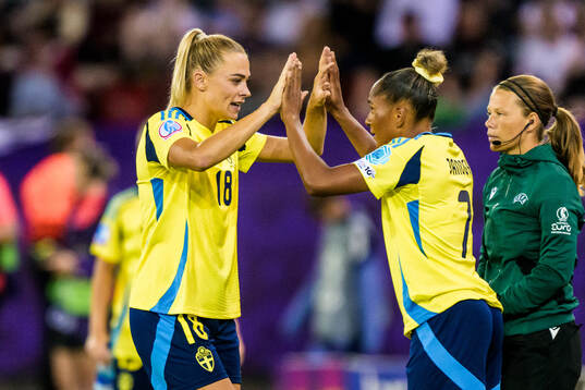 Fridolina Rolfö changes with Madelen Janogy of Sweden