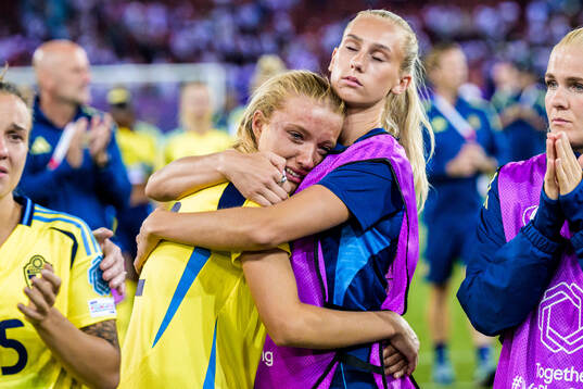Smilla Holmberg and Ellen Wangerheim of Sweden looks