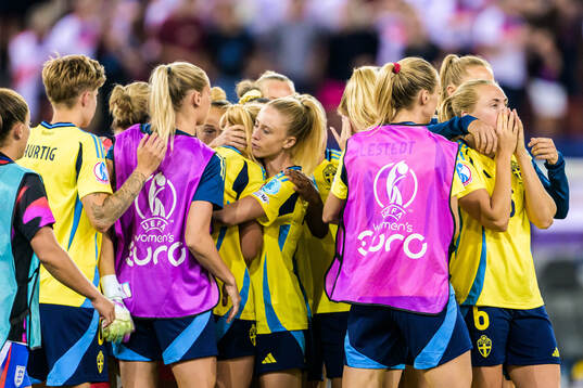 Players of of Sweden look dejected