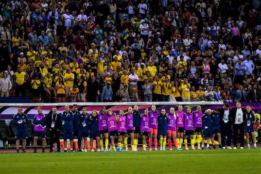 Head coach Peter Gerhardsson and players of Sweden
