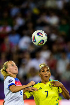 Beth Mead of England and Madelen Janogy of Sweden
