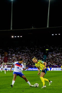 Jessica Carter of England and Stina Blackstenius of Sweden