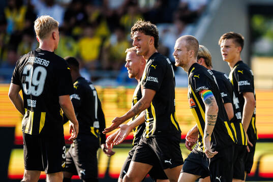 Simon Gustafson of Häcken celebrate with team mates