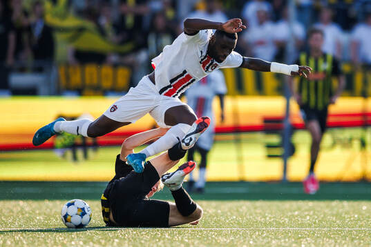 Isak Brusberg of Häcken and Patrick Nwadike of Spartak
