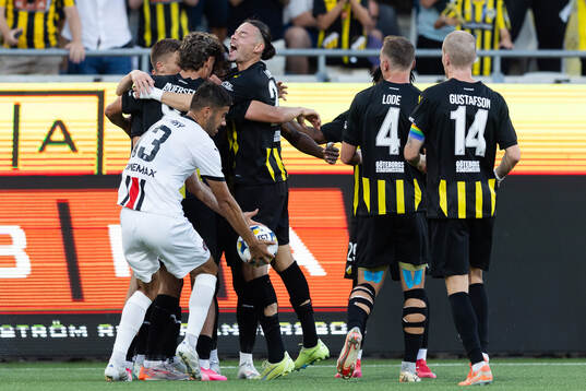 John Paul Dembe of Häcken celebrates with team mates