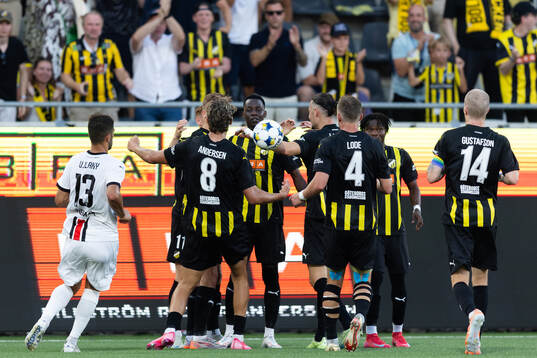 John Paul Dembe of Häcken celebrates with team mates