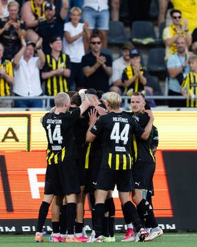 John Paul Dembe of Häcken celebrates with team mates
