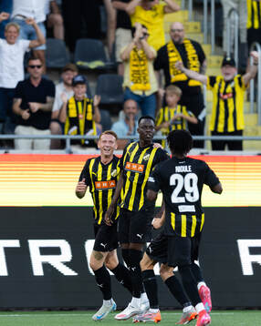 John Paul Dembe of Häcken celebrates with team mates