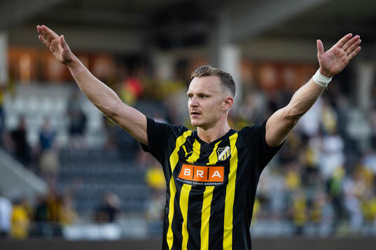 Marius Lode of Häcken celebrates