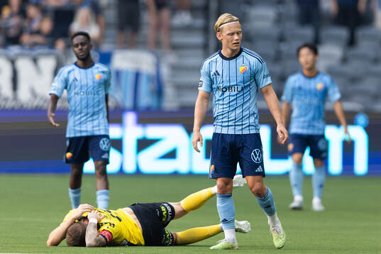 Elfsborgs Sebastian Holmen och Djurgårdens Tobias Gulliksen