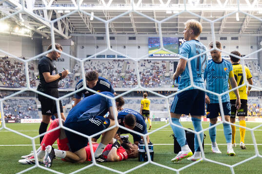 Djurgårdens målvakt Filip Manojlovic får läkarvård