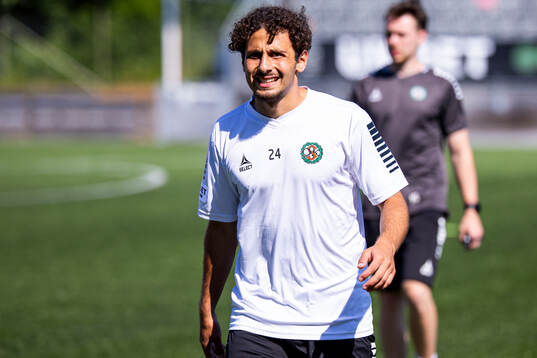 Örebros Wessam Dukhan värmer upp innan fotbollsmatchen i