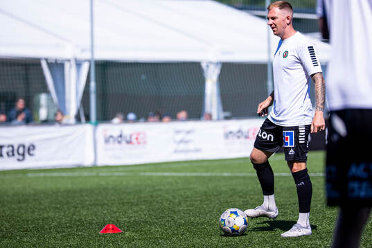 Örebros Jesper Modig värmer upp innan fotbollsmatchen i