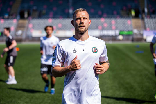 Örebros Erik Andersson värmer upp innan fotbollsmatchen i