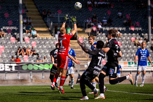 Umeå FCs målvakt Pontus Eriksson räddar