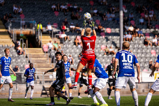 Umeå FCs målvakt Pontus Eriksson räddar